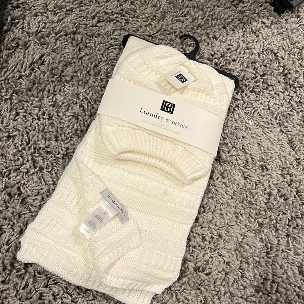Laundry by Design 2 piece beanie and scarf set